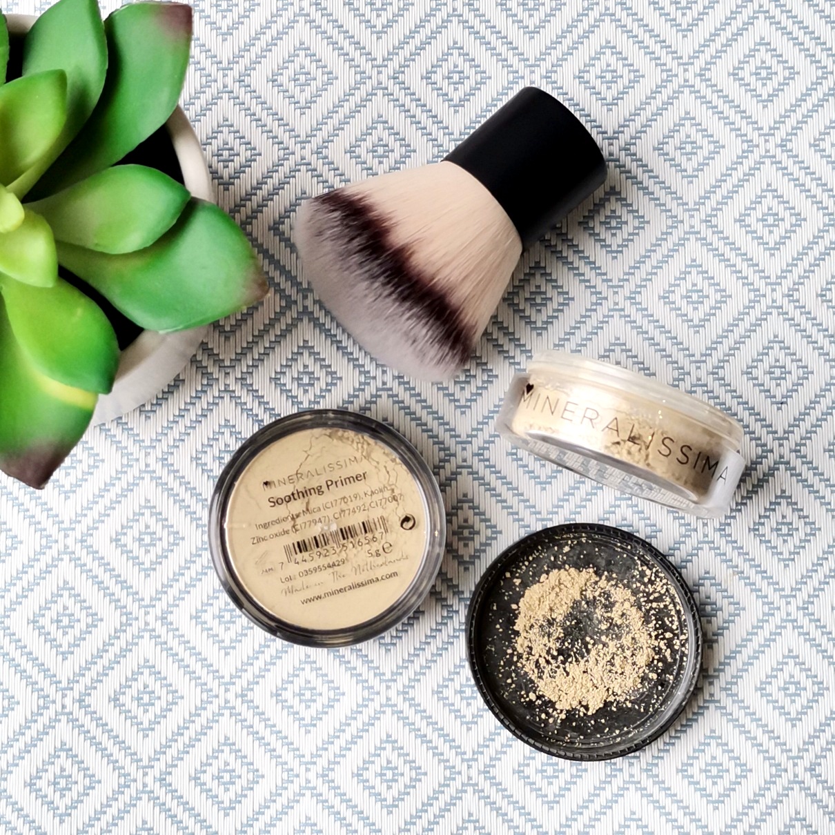 Mineral shop powder makeup